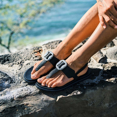 La‘i T–Bar Women's Sandals Lava Rock/Lava Rock